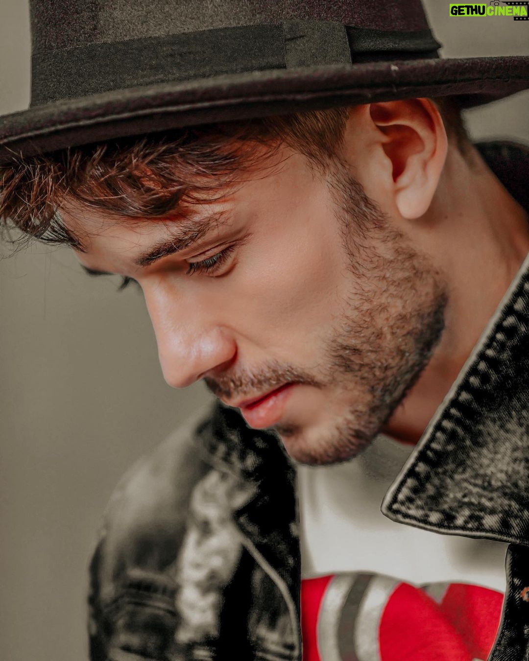 Lucas Viana Instagram - Se engana quem pensa que precisamos de muito para ser feliz... Na verdade, encontramos felicidade todas as noites, quando deitamos a cabeça no travesseiro com a mente tranquila, sabendo que enfrentamos mais um dia com dignidade 🙏🏻✨ São Paulo, Brazil