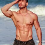 Lucas Viana Instagram - #TBT da minha saída do mar... não, pera 🙆🏻‍♂️ hahaha nesse friozin bateu saudade de sol, calor e água fresca! Desejando demais uns dias de praia para descansar a mente 🌊🔥 Miami Beach, Florida