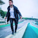 Lucas Viana Instagram - 2.9 - Completando mais um ano de vida cercado de muito amor e extremamente grato por todas as bençãos que tenho recebido! 🎈🎉 Sempre fui um tanto quanto visionário e busquei crer que iria alcançar tudo o que desejava para a minha vida, usando minha fé como um escudo contra qualquer adversidade que encontrasse no caminho... Quem diria que anos depois, eu teria chegado muito mais além do que imaginava? Deus é tão perfeito que supera qualquer expectativa ao cumprir Suas promessas, assim como está em 1 Coríntios 2:9, meu versículo favorito que tenho como uma verdadeira inspiração: "Olho nenhum viu, ouvido nenhum ouviu, mente nenhuma imaginou o que Deus preparou para aqueles que o amam." Houveram muitos dias de luta e momentos que foram difíceis de viver, mas como resultado obtive aprendizados que me fortaleceram ainda mais como ser humano e me prepararam para receber o que estava por vir. Quando entregamos e confiamos a direção da nossa vida ao Senhor, coisas incríveis acontecem... Em apenas um ano, tudo mudou para mim. Mesmo eu ainda me sentindo o mesmo menino sonhador que saiu da sua cidade natal para alcançar voos maiores, tenho estado em constante evolução pessoal, procurando ser um indivíduo melhor todos os dias. Nesse aniversário o meu maior presente já conquistei: a admiração de milhares de pessoas que me deixaram fazer parte de suas vidas, me acolhendo e me amando de forma tão genuína. Hoje sinto que nunca mais estarei sozinho, pois tenho uma família imensa ao redor do mundo. Obrigado papai do céu por me permitir encerrar mais um ciclo e iniciar um novo capítulo da minha vida com muita esperança. Estou pronto para continuar sendo usado como instrumento da Sua palavra! Esse é o meu maior desejo. 🙏🏻🎂❤️ São Paulo, Brazil