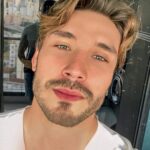 Lucas Viana Instagram - Arrasta pro lado pra conferir o novo visual que a quarentena me proporcionou 😂 confesso que ainda estou me acostumando, mas gosto da ideia de mudar e experimentar outros estilos de cabelo! O que vcs acham? Estão curtindo assim ou melhor cortar? 💇🏻‍♂️ São Paulo, Brazil