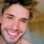 Lucas Viana Instagram - Às vezes é preciso recuar, sair de cena, voltar aos velhos hábitos que foram esquecidos por conta dessa rotina automática em que vivemos... Há um mês atrás decidi me afastar das redes sociais e como resultado pude me reaproximar dos meus verdadeiros propósitos com Deus. Acredito que o que adquiri com essa experiência me permitiu reavaliar minhas prioridades como ser humano e estar ainda mais preparado para enfrentar as adversidades que encontro no caminho. Na internet somos instigados a comparar nossa vida com a dos outros apenas pelo pouco que é compartilhado e criamos ideias irreais do que realmente precisamos para nos sentirmos completos... Como uma pessoa que se permitiu olhar de uma outra perspectiva, eu posso afirmar à vcs: a felicidade não está no dinheiro, o sucesso não está em curtidas e seguidores e a paz que tanto procuramos se encontra em cada um de nós. Creio que todos temos o mesmo valor e importância para Deus e o que nos diferencia são apenas nossas vivências, sonhos e a forma que visualizamos o mundo. Somos falhos e não temos o poder de agradar a todos, mas se pudermos tocar no coração de alguém e compartilharmos sentimentos bons uns com os outros, estaremos mais próximos do que o Senhor espera de nós. Por isso mesmo com tantas distrações nesse meio virtual, que a gente entenda que somos muito mais do que deixamos transparecer nas vitrines dos nossos perfis e que devemos também usar o nosso tempo aqui como uma chave de transformação e não apenas exibição. Na vida real a perfeição está longe de existir, então por que cobrar e julgar tanto ao próximo quando temos os nossos próprios desafios para superar? Nosso tempo na Terra é curto demais para nos apegarmos apenas a futilidades que não nos fazem chegar a lugar nenhum. Está nas nossas mãos fazermos das redes lugares cada vez mais sociáveis, onde todos podem se sentir livres para mostrarem quem são de verdade. Que prevaleça sempre a influência capaz de render bons frutos. Contem comigo pra fazer parte disso, fechô? Ah.. E quando é que a gente não tá junto? Tô de volta caraii! 👊🏻❤️ São Paulo, Brazil
