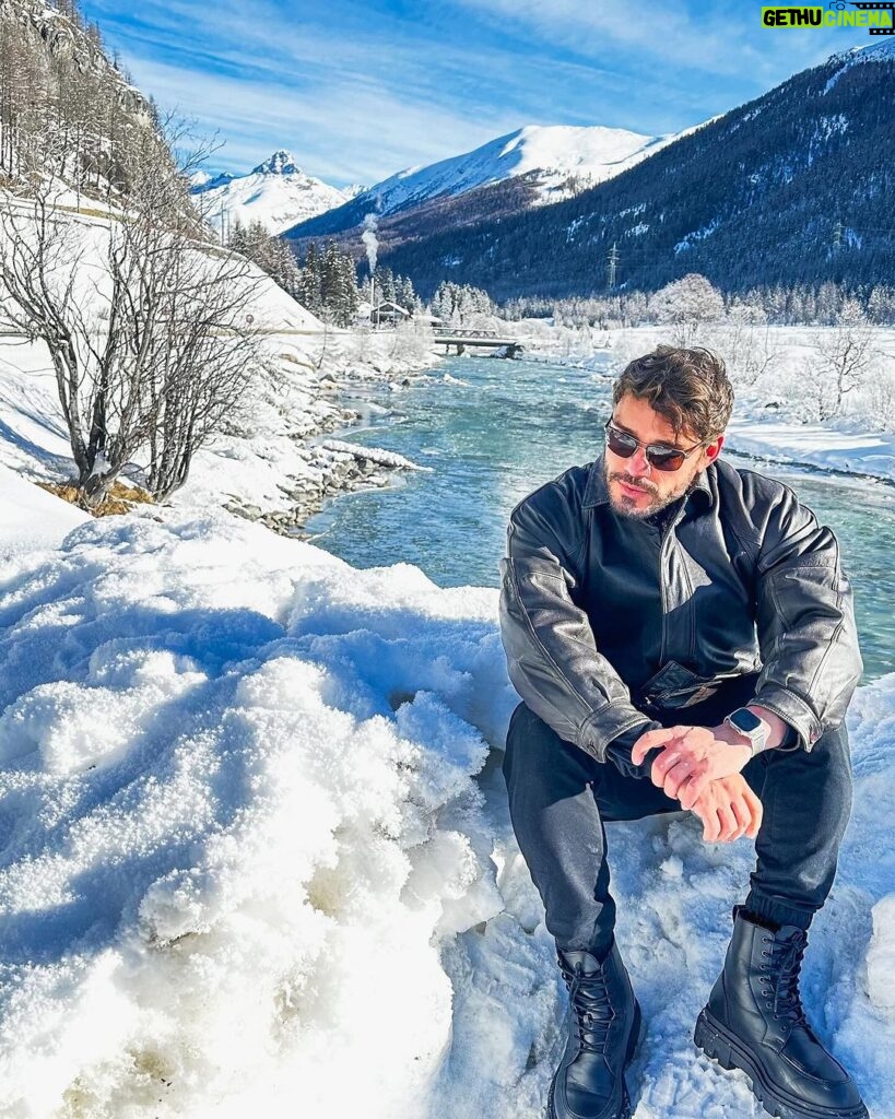 Lucas Viana Instagram - Poucas experiências são tão incríveis quanto ver a neve pela primeira vez! Era um sonho de infância e poder vivenciar isso foi surreal. Não vejo a hora de curtir a neve novamente e quem sabe até aprender a esquiar! Quem aí também tem esse sonho? ❄ Innsbruck, Austria