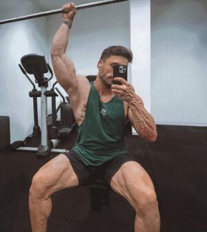 Lucas Viana Instagram - Foto meramente ilustrativa, porque depois desse treino de 2 horas e meia de hoje acho que não sobrou nenhuma força pra contar história 😮‍💨 Brincadeiras a parte, nada supera a sensação de endorfina liberada! Fala aí, quem também vai se exercitar nesse domingão? 🔥