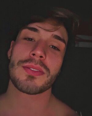 Lucas Viana Instagram - Minha reação quando percebo que já assisti quase todo o catálogo da Netflix nessa quarentena 😐📽 Comenta aí seus filmes e séries preferidos do momento que vou adicionar à minha lista.. Ajuda nóis carai! rs