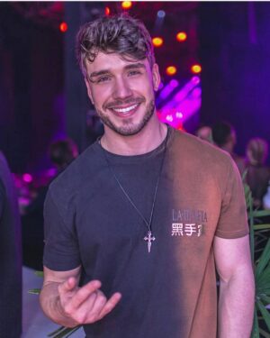 Lucas Viana Instagram - Aproveitando esses dias em off pra cuidar do corpo, da mente e da alma! Com fé em Deus e se todos nós fizermos nossa parte, logo tudo volta ao normal. Estamos juntos nessa, fechô?! 👊🏻 Comenta aí o que vc está fazendo de bom na sua quarentena, bora compartilhar umas dicas pra passar o tempo com qualidade ✔️