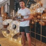 Lucas Viana Instagram - E o 3.2 chegou! O pai tá como? Já visualizando a aposentadoria 👴🏻 rss Abrindo um pouco meu coração com vcs… Em todos os meus aniversários, além de passar o dia com um enorme sentimento de gratidão pelos momentos bons e ruins que passei no último ano, fico muito reflexivo e de certa forma um pouco mais sentimental tbm. Acredito que por não poder estar próximo fisicamente de todas as pessoas que eu amo e principalmente porque sempre aparecem aqueles pensamentos de "e agora?" "O que Deus tem preparado para o próximo capítulo?" "Será que o meu maior sonho está próximo de acontecer?". É inevitável sentir uma certa cobrança em relação ao tempo. Porque sim, ele passa mto rápido, mtas vezes nos frustrando com as nossas expectativas. E ao mesmo tempo, precisamos manter os pés no chão e confiar que tudo está sendo preparado como tem que ser e vai acontecer no momento certo. De qualquer forma, eu já tenho MUITO a agradecer. Sou um cara extremamente abençoado. Recebo o carinho diariamente de milhares de pessoas que mesmo com o passar dos anos, seguem do meu lado me dando todo o suporte que eu preciso, como uma verdadeira família. Além disso, hoje moro no lar dos meus sonhos, atingi a vida que sempre almejei financeiramente, sem perder os meus valores e passar por cima do que eu acredito. Mesmo me deparando com sujeiras, mentiras, falsidades, me mantenho fiel a quem eu sou e deixo tudo nas mãos da justiça divina. Sei que os desafios que são destinados a mim me tornam ainda mais forte e corajoso. Mantenho minha fé inabalável independente das adversidades. E é isso que me faz seguir evoluindo a cada ano que passa, adquirindo mais maturidade e sabedoria. Muito obrigado por todas as mensagens de carinho. Vcs podem ter certeza que isso me faz feliz demais! Estou me sentindo muito animado e confiante com o que está por vir, mesmo sem ter nenhum conhecimento do futuro, sei que Deus tem planejado muito mais do que eu posso sonhar e irei fazer a minha parte para ser merecedor de tudo isso. Que venha a nova fase desse game tão desafiador que é a vida 🙏🏻