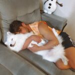 Lucas Viana Instagram - Hoje a minha melhor companheira completa 1 aninho de vida! @eumaluviana 🐾🎈Como o tempo passou rápido... A Malu chegou em uma fase muito movimentada da minha vida, onde eu ainda estava passando por um processo pessoal de entender todas as mudanças que estavam acontecendo ao meu redor. E mesmo sendo uma cachorrinha agitada, me trouxe calmaria, paz e conforto. Do jeitinho dela, deixou os dias muito mais animados, a casa mais bagunçada, a minha lista de tarefas mais longa e o melhor de tudo... Me mostrou uma forma de amor que é a mais pura, genuína e sincera e que até então desconhecia. Ela enche meu coração de felicidade e a única coisa que espera em troca é carinho, cuidado e paciência. Quem é pai ou mãe de pet consegue entender o quanto essa conexão é incrível e faz tudo valer a pena. Só tenho a agradecer a Deus por escolher ela a dedo pra mim! Uma das maiores bênçãos que Ele me deu... Filha, prometo que vou fazer tudo o que puder para vc viver a vida mais feliz e saudável! Que seja só o começo de muitos anos que vc vai passar trazendo alegria pros dias do papai! Estaremos juntos em todos os momentos, fechô? Para sempre! Te amo muito, minha dog influencer ♥️ São Paulo, Brazil