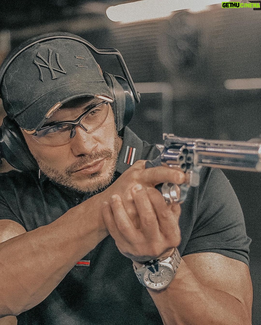 Lucas Viana Instagram - Pode confiar que aqui a mira é certeira no alvo fii 🎯 Curtindo demais a experiência de conhecer melhor esse esporte no melhor Clube de Tiro de SP 👊🏻 @g16u.t.c São Paulo, Brazil