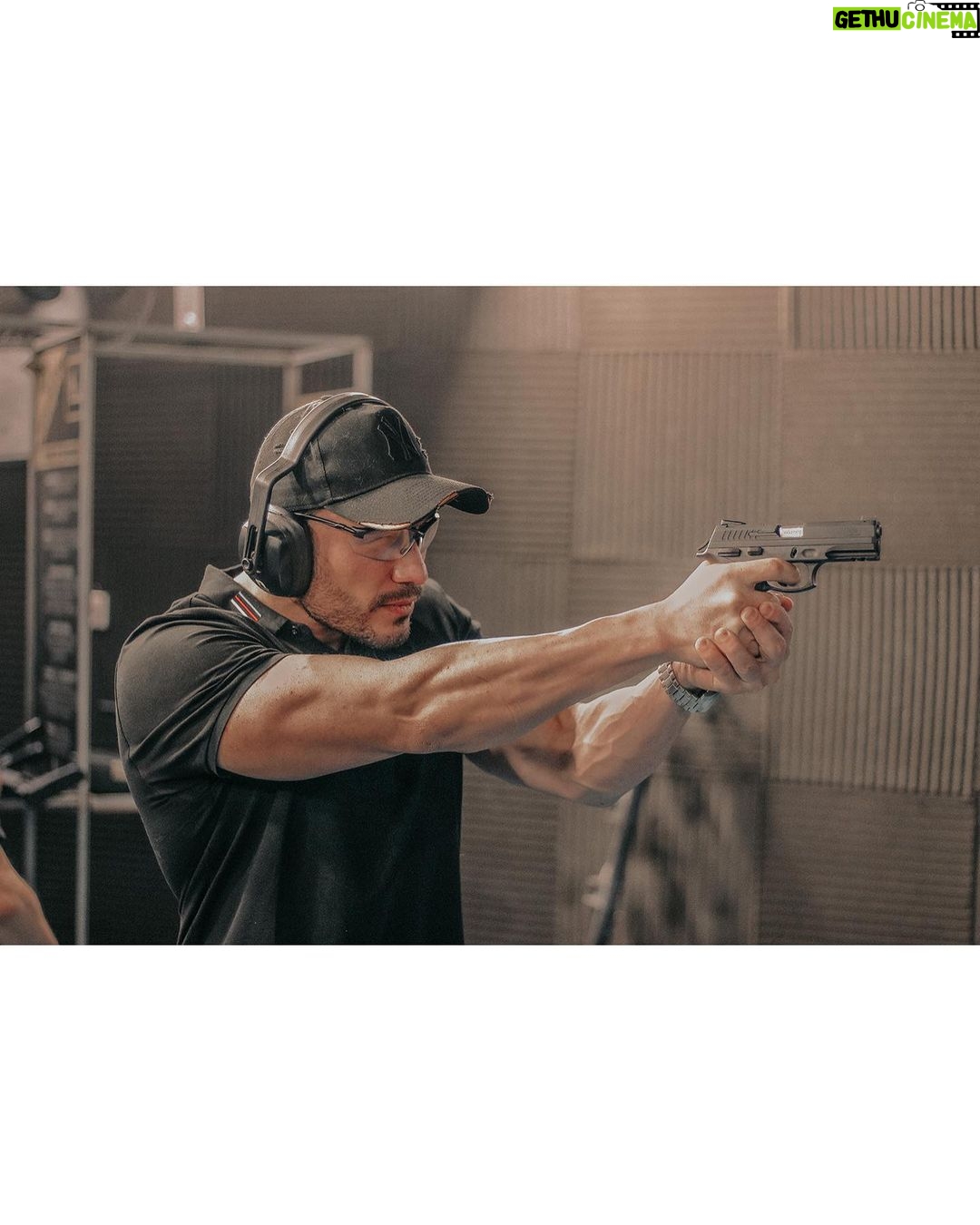 Lucas Viana Instagram - Pode confiar que aqui a mira é certeira no alvo fii 🎯 Curtindo demais a experiência de conhecer melhor esse esporte no melhor Clube de Tiro de SP 👊🏻 @g16u.t.c São Paulo, Brazil