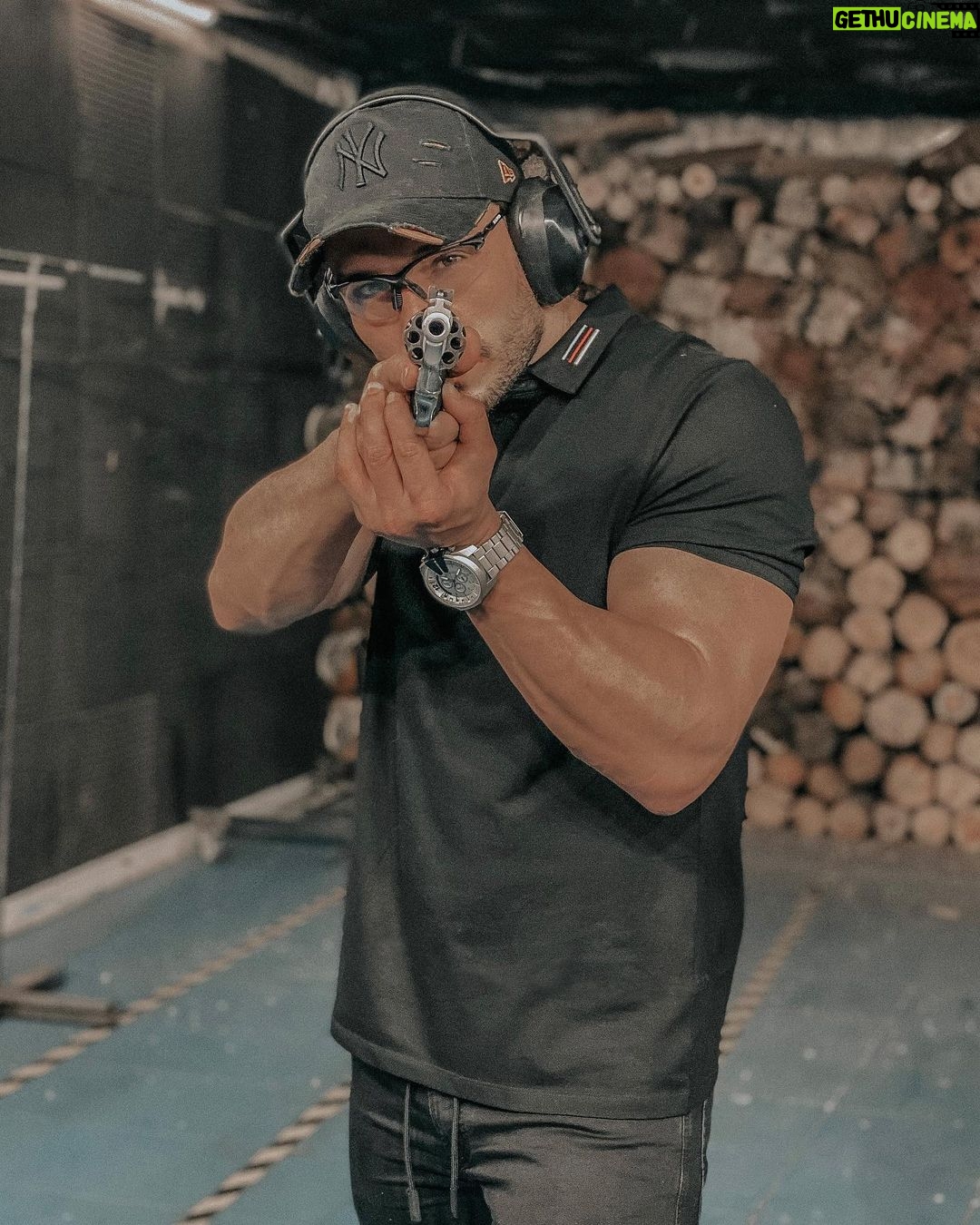 Lucas Viana Instagram - Pode confiar que aqui a mira é certeira no alvo fii 🎯 Curtindo demais a experiência de conhecer melhor esse esporte no melhor Clube de Tiro de SP 👊🏻 @g16u.t.c São Paulo, Brazil