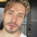 Lucas Viana Instagram - Arrasta pro lado pra conferir o novo visual que a quarentena me proporcionou 😂 confesso que ainda estou me acostumando, mas gosto da ideia de mudar e experimentar outros estilos de cabelo! O que vcs acham? Estão curtindo assim ou melhor cortar? 💇🏻‍♂️ São Paulo, Brazil