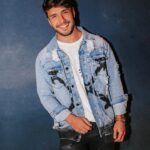 Lucas Viana Instagram - Quem me vê, me vê sorrindo e vai ser sempre assim. Conta aí, o que faz você sorrir? 😁🤘🏻 Santo Cupido Bar
