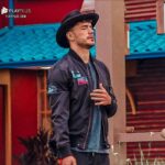 Lucas Viana Instagram - Carai 2019, que ano foi esse?! Quantas emoções! "Du nada" entrei em um reality show para viver a experiência mais intensa da minha vida que me trouxe os mais sábios aprendizados. Pude mostrar o meu verdadeiro "eu", entregando o meu coração e alma para um jogo onde as estratégias prevaleciam. Dei minha cara a tapa para receber julgamentos e, apesar de algumas má interpretações, no final eu venci. Mas engana-se quem pensa que venci quando fui coroado campeão... Nessa jornada, fui abençoado com uma legião de pessoas que sentiam um amor genuíno por mim à ponto de lutarem incansavelmente, dia e noite, para a realização de um sonho meu. E considero esse o meu maior prêmio desse ano e de toda a minha vida. Hoje, mais do que nunca meu sentimento é de gratidão à Deus por ter me proporcionado ser o protagonista dessa história linda que Ele está escrevendo. Que em 2020 possamos evoluir ainda mais como seres humanos, esquecendo nossas mágoas e arrependimentos e abrindo espaço para o perdão e a esperança. Temos 366 chances de fazermos a diferença e criarmos uma nova realidade para todos nós. Deixem para trás tudo que não deu certo e foquem no que está por vir! Por fim, desejo muita luz, paz e prosperidade na vida de vocês! Que o Senhor abençoe sempre. Feliz ano novo! 🥂🙏🏻✨