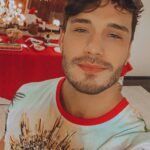 Lucas Viana Instagram - Eu sei, eu sei que dar presente é bom, mas bom mesmo é ser presente, ser amigo, ser parceiro, ser o abraço mais quente, e permitir que nossos olhos não enxerguem só a gente… Que nesse momento façamos uma reflexão, independente de crença, de fé, de religião, pratique o bem sem parar, pois não adianta orar sem existir ação… Alimente um faminto que vive no meio da rua, agasalhe um indigente coberto só pela lua… Sua parte é ajudar, e o mundo pode mudar, cada um fazendo a sua… Abrace um desconhecido, se esforce pra reerguer um amigo que caiu e tente dar esperança para alguém que desistiu… Convença quem esta triste que vale a pena sorrir, aconselhe quem parou que ainda da pra seguir e pra aquele que errou da tempo de corrigir… Faça o bem, faça o bem por qualquer um, sem perguntar o porque, parece fora de moda, soa meio que clichê, mas quando se ajuda alguém o ajudado é você… Que você possa ser bom começando de janeiro, e que esse sentimento seja firme e verdadeiro, que a gente viva o Natal todo ano, o ano inteiro. 🙏🏻❤️🙌🏻
