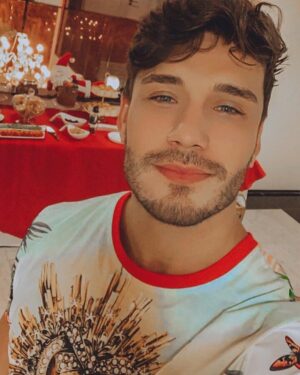 Lucas Viana Instagram - Eu sei, eu sei que dar presente é bom, mas bom mesmo é ser presente, ser amigo, ser parceiro, ser o abraço mais quente, e permitir que nossos olhos não enxerguem só a gente…

Que  nesse momento façamos uma reflexão, independente de crença, de fé, de religião, pratique o bem sem parar, pois não adianta orar sem existir ação…

Alimente um faminto que vive no meio da rua, agasalhe um indigente coberto só pela lua…
Sua parte é ajudar, e o mundo pode mudar, cada um fazendo a sua…

Abrace um desconhecido, se esforce pra reerguer um amigo que caiu e tente dar esperança para alguém que desistiu…

Convença quem esta triste que vale a pena sorrir, aconselhe quem parou que ainda da pra seguir e pra aquele que errou da tempo de corrigir…

Faça o bem, faça o bem por qualquer um, sem perguntar o porque, parece fora de moda, soa meio que clichê, mas quando se ajuda alguém o ajudado é você…

Que você possa ser bom começando de janeiro, e que esse sentimento seja firme e verdadeiro, que a gente viva o Natal todo ano, o ano inteiro. 🙏🏻❤️🙌🏻