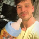 Lucas Viana Instagram - Com o coração palpitando e muito emocionado venho aqui agradecer todo o carinho recebido na minha chegada ao aeroporto de Fortaleza. Obrigado demais por todas as demonstrações de afeto, por terem se dedicado tanto para fazerem essa surpresa maravilhosa para mim e por me presentearem com criatividade e amor. Estou realmente vivendo um sonho. Vocês são f*da! Amo vocês! @mamadeirasfortaleza 🍼❤ Fortaleza, Brazil