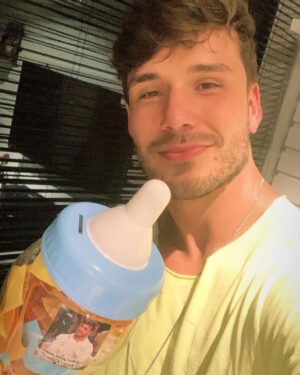Lucas Viana Instagram - Com o coração palpitando e muito emocionado venho aqui agradecer todo o carinho recebido na minha chegada ao aeroporto de Fortaleza. Obrigado demais por todas as demonstrações de afeto, por terem se dedicado tanto para fazerem essa surpresa maravilhosa para mim e por me presentearem com criatividade e amor. Estou realmente vivendo um sonho. Vocês são f*da! Amo vocês! @mamadeirasfortaleza 🍼❤