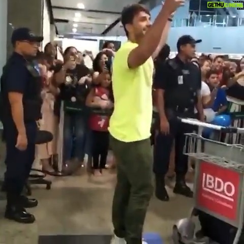 Lucas Viana Instagram - Um dos dias mais emocionantes e inesquecíveis da minha vida, no momento em que cheguei no aeroporto de Fortaleza e tive a recepção mais linda e cheia de amor que alguém poderia ter! Gratidão por todo o carinho e energia que me transmitem diariamente, obrigado principalmente à Deus por me permitir viver tantas bençãos… Tudo isso é muito mais do que já sonhei um dia. Sou a prova viva de que com muita fé e luta diária, podemos chegar em lugares inimagináveis 🙏🏻❤️ “Nem olhos viram, nem ouvidos ouviram, nem jamais penetrou o coração humano, o que Deus tem preparado para aqueles que O amam.” 1 coríntios 2:9 Aeroporto Internacional de Fortaleza