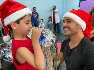 Lucas Viana Instagram - Sempre acreditei que a vida é apenas uma oportunidade de fazer o bem. Agora encarando a vida real aqui fora, a vontade de retribuir todo o carinho que eu tenho recebido é gigante. Precisamos estar cada vez mais atentos ao que nos cerca e sempre refletir em como podemos fazer a diferença. Hoje fui conhecer a ABADS (Associação Brasileira de Assistência e Dese), uma instituição sem fins lucrativos que atende cerca de 980 crianças e jovens com Deficiência Intelectual e Autismo nas áreas de saúde, Educação e Emprego apoiado. Me emocionei muito em ter tido o privilégio de poder viver essa experiência e venho aqui para incentivar todos vocês a conhecer essa instituição. Obrigado @abads_org por terem me recebido tão carinhosamente! 🥰🙏🏻 "Está no segredo de fazer o bem uma forma simples de se ter paz interior". 🙏🏻❤