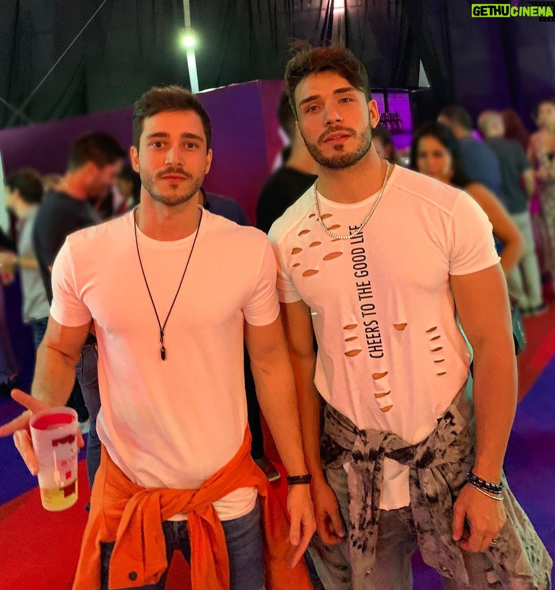 Lucas Viana Instagram - 12 de junho já tá logo ali irmão 😰🙆🏻♂️ ... Fé no Pai que um contatinho nos comentários pra gente sai..rsrs 👀🙌🏻 #deusnocomando S.O.S - Solteiros