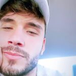 Lucas Viana Instagram - Eu poderia simplesmente colocar uma legenda com a hashtag "obrigadoDeus" por me permitir completar hj 28 anos.. mas vou mandar um textão aqui..rsrs então se n tá afim de ler, nem prossiga, dá 2 cliques aew na foto..hehe (é meu níver pow..😜🙈)#bday . . . Tenho duas frases q eu guardo comigo e vou levar pro resto da minha vida. Uma q meu pai disse pra mim: "Filho seja um homem, faça oq quiser, mas seja um homem. Honre o peso q seu corpo faz sobre o chão, dignidade n é luxo, é sua obrigação." E a outra li em um livro e jamais esqueci: "Troque suas folhas, mas n perca suas raízes. Mude suas opiniões, mas n perca seus princípios." Felizmente com o passar dos anos venho adquirindo maturidade espiritual e percebendo q n preciso me preocupar com falsas acusações do inimigo pq sei que ele está sempre tentando nos derrubar de todas as formas mas tem um Deus lá em cima q é benevolente e fiél à quem é fiél a Ele, um Deus q é amor mas é justiça na mesma proporção. Tenho fé que Ele é justo e verdadeiro e q nunca deixa seu servo na mão. Tenho muito orgulho do meu caráter e quem estou me tornando. Nunca me senti tão bem acolhido como me sinto hj. Sempre fui cercado de gente, sempre fui rodeado de amizades.. quem me conhece sabe bem a facilidade que tenho em conversar e conseguir me aproximar de pessoas novas. Mas nunca senti tanta verdade. N estou comparando pessoas de antes/depois, e seria muito injusto fazer isso. Muitos me conhecem mas poucos são os q sabem minha real história ao longo desses anos. Lutas grandes, dificuldades e muita bagagem pra alguém relativamente novo (algum engraçadinho vai contestar 👶 haha) mas sei q isso n é só comigo né? E tbm sei q sozinho eu já teria desistido. (Continua nos comentário...👇🏻)
