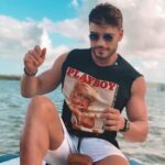 Lucas Viana Instagram - Expectativa: pose de blogueiro em alto mar. Realidade: quase desequilibro e caio do barco 🤡 Nordeste