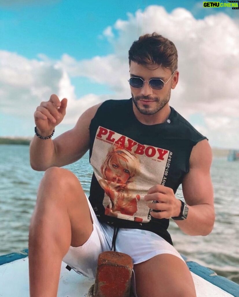 Lucas Viana Instagram - Expectativa: pose de blogueiro em alto mar. Realidade: quase desequilibro e caio do barco 🤡 Nordeste