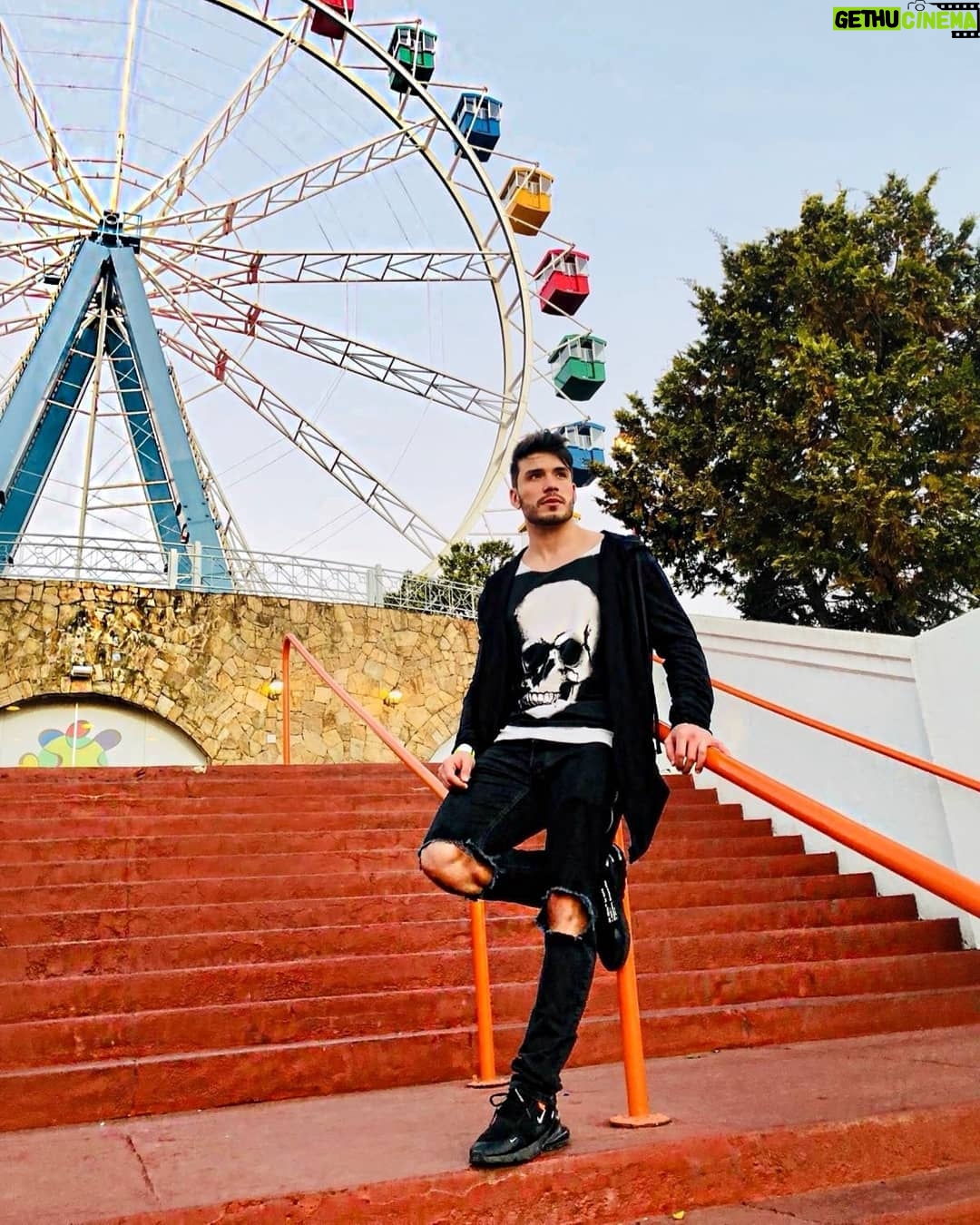 Lucas Viana Instagram - "Te quero ao vivo e a cores aqui.." 🎵💜 Hopi Hari