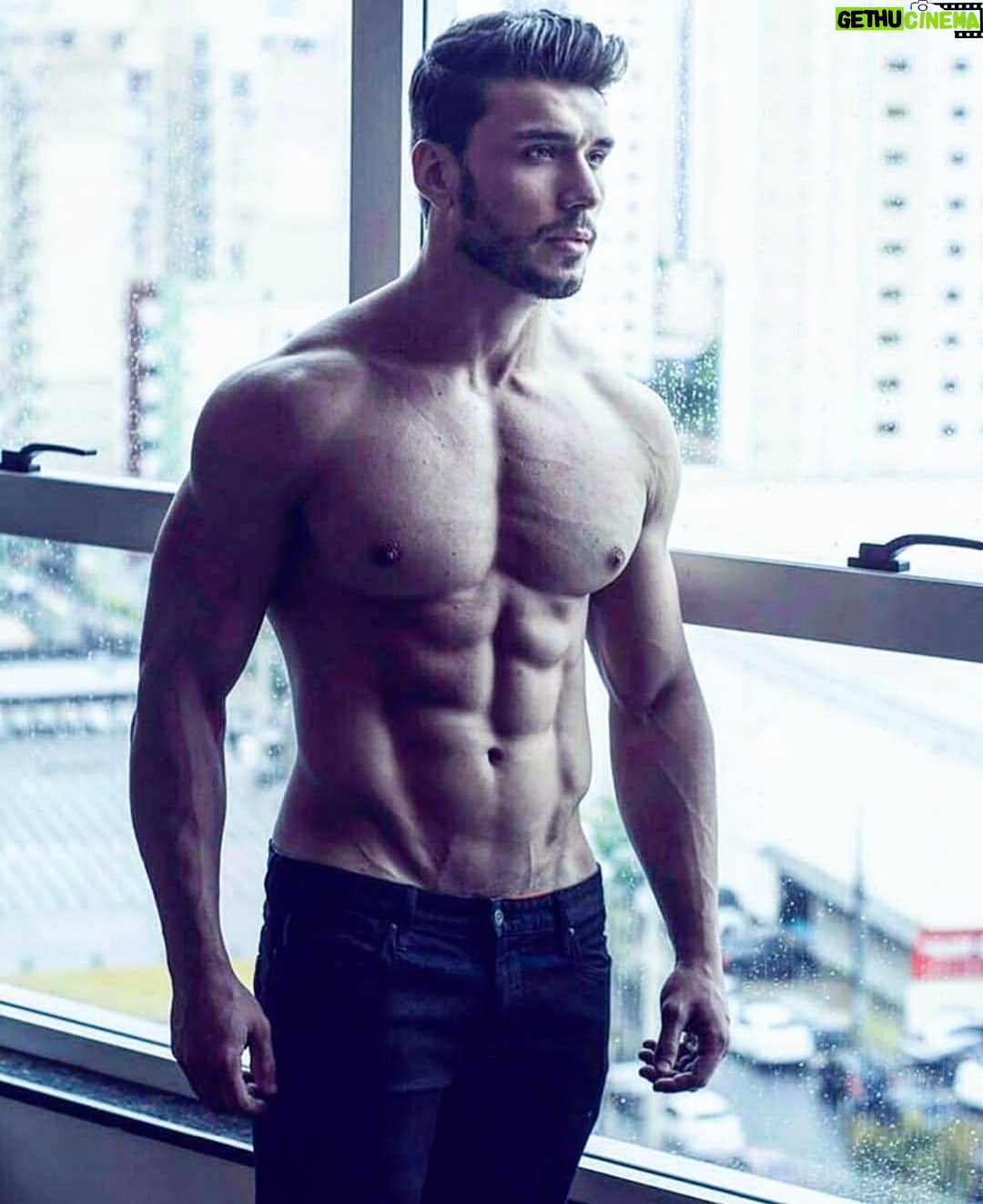 Lucas Viana Instagram - "Um dia frio..❄ Um bom lugar pra ler um livro E o pensamento lá em você.." 💭🎶 São Paulo, Brazil