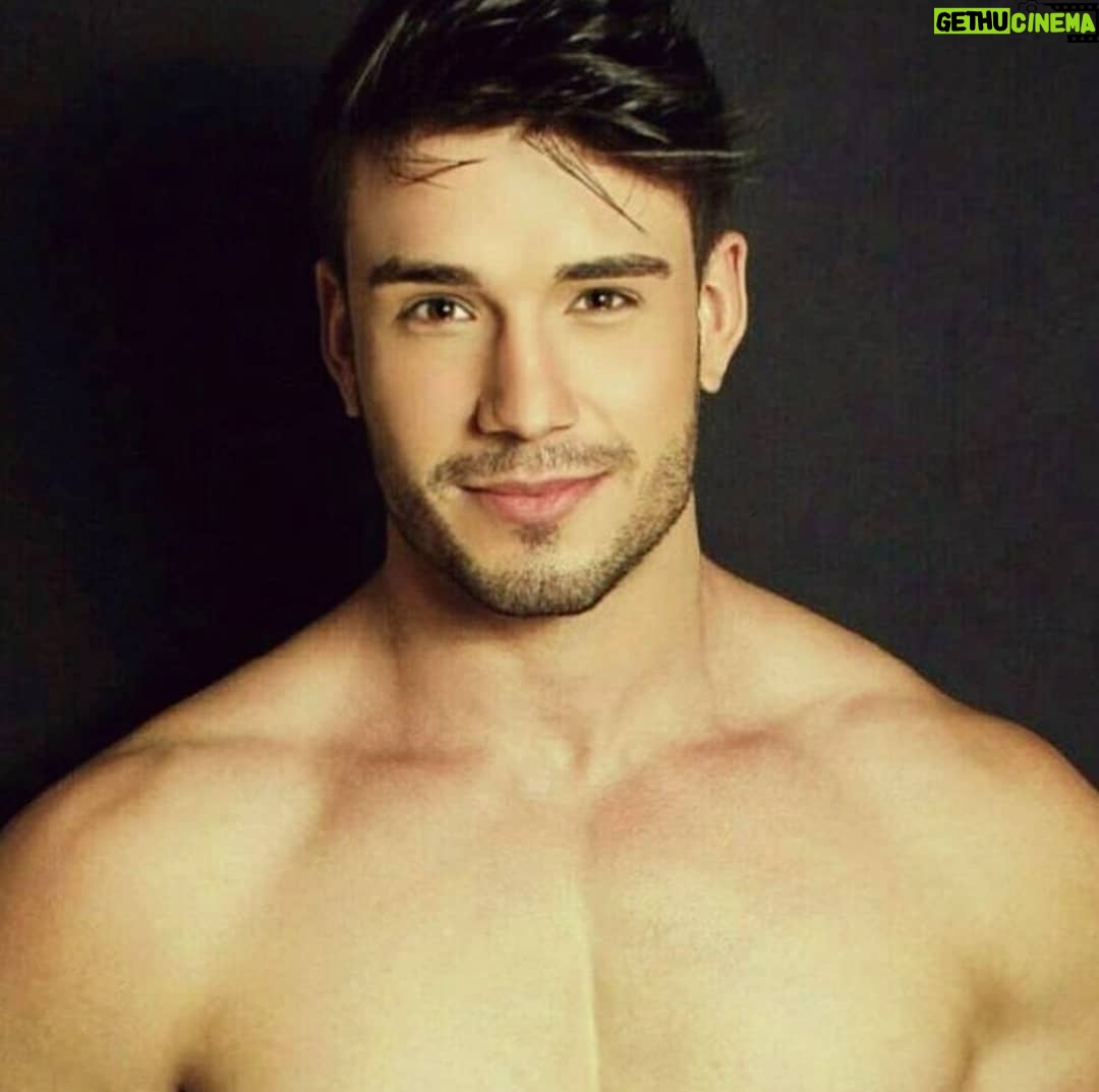 Lucas Viana Instagram - Encontre alguém que te transborde, e NÃO alguém que te complete. Você já é completo. O que te falta é aquela gota que faça seu copo virar. Aquele pouquinho a mais que faz você se tornar muito melhor do que já é! 😌😉 São Paulo, Brazil