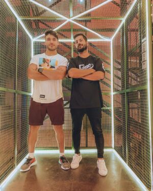 Lucas Viana Instagram - Vai encarar essa dupla bebezão e @fabiobigboss? rsrs.. Ele me desafiou e eu aceitei. Agora desafio vocês a não morrerem de ansiedade até a gente lançar o video dançando o hit "Sonambulo" do @matheusfernandes_mf que eu sou embaixador! Ficou bem divertido! Vocês acham que eu dei trabai? 🕺🏻✨