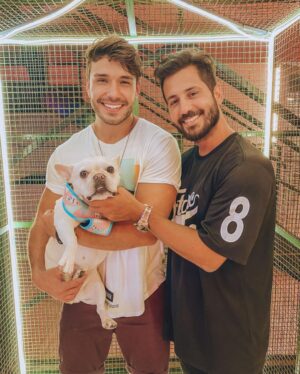 Lucas Viana Instagram - Vai encarar essa dupla bebezão e @fabiobigboss? rsrs.. Ele me desafiou e eu aceitei. Agora desafio vocês a não morrerem de ansiedade até a gente lançar o video dançando o hit "Sonambulo" do @matheusfernandes_mf que eu sou embaixador! Ficou bem divertido! Vocês acham que eu dei trabai? 🕺🏻✨