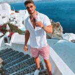 Lucas Viana Instagram - Fingindo costume tentando fazer foto pinterest com um sorvete derretendo na mão.. Né fácil essa vida de blogueiro não viu, ô meus fãs que dão trabai 😂 Santorini, Grecce