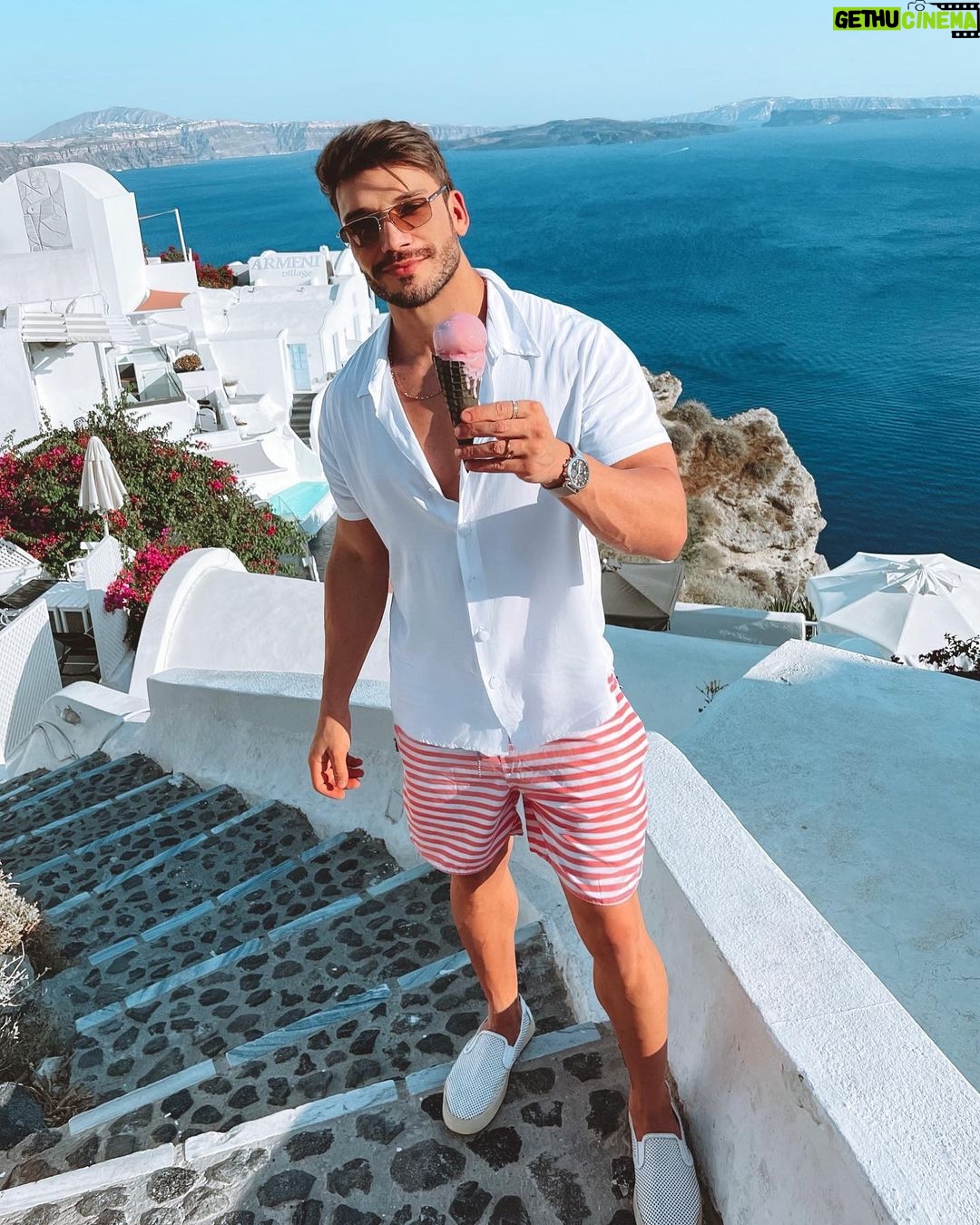 Lucas Viana Instagram - Fingindo costume tentando fazer foto pinterest com um sorvete derretendo na mão.. Né fácil essa vida de blogueiro não viu, ô meus fãs que dão trabai 😂 Santorini, Grecce