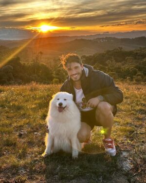 Lucas Viana Instagram - Dunada me vi pegando a estrada para uma viagem só eu e ela @eumaluviana. Há alguns dias atrás eu jamais me imaginaria fazendo isso. Sempre gostei de estar cercado de pessoas, momentos "sozinho" me remetiam a solidão. E posso falar? Melhor decisão que tomei foi tirar esse final de semana pra mim! Recarregar as energias, curtir a natureza, aproveitar minha própria companhia (e da minha filha que deixa tudo ainda mais alegre, é claro), criar memórias para compartilhar com os meus filhos. Está sendo uma experiência enriquecedora e que me faz abrir os olhos para o quanto muitas vezes deixamos de viver momentos realmente valiosos por receio, ou então por estarmos imersos numa rotina corrida que não nos permite desconectar e valorizar o que há de mais incrível nessa vida: a simplicidade. Só tenho a agradecer a Deus por me fazer merecedor de tudo isso! 🙏🏻

Bora pra próxima trip filha? ❤️