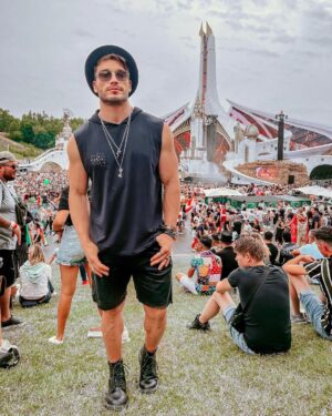 Lucas Viana Instagram - Mais um sonho realizado, curtindo meu primeiro dia de Tomorrowland! A energia desse festival é surreal e só quem me conhece sabe o quanto estou feliz por estar aqui 🤟🏻🔥🛸🚀