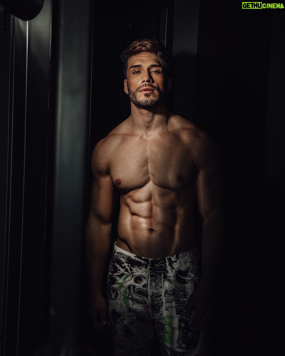 Lucas Viana Instagram - Depois desse post tô indo ali rapidão deixar a preguiça de lado e meter um treino no domingo mesmo 🏃🏻♂️🔥 rs quem vem comigo? 👊🏻