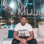 Lucas Viana Instagram - E o 2.1 chegou… Mas com uma décadazinha acrescentada 👀😂 Extremamente feliz e cada dia mais grato por esse último ano. Vivi e presenciei tantas mudanças, aprendizados, histórias que nunca mais vou esquecer… Na verdade, passei por momentos e ensinamentos que com certeza entraram pra caixinha de memórias incríveis que um dia espero ter a benção de poder compartilhar com meus filhos. Quando me perguntam "Lucas, como vc se sente hoje?" minha resposta rápida é "abençoado e realizado". Não existe uma noite em que antes de dormir eu não agradeça a Deus por tudo que eu conquistei, por ser capaz de olhar pra minha trajetória até aqui e ver evolução e crescimento em cada etapa. Apesar de ter sonhado com tudo isso desde que era um mlk, as conquistas ainda parecem surreais pra mim. Quando que eu poderia imaginar que hoje, com 31 anos, teria minha própria marca @uselving, estaria vivendo no apartamento dos meus sonhos, com 3 pets que me dão todo o amor do mundo @eumaluviana @eumarvinviana @eumellissaviana, teria uma familia gigante repleta de fãs pelo mundo inteiro que são o meu maior prêmio pós vencer um reality, sendo uma influência de superação pra tantas pessoas? É muito mais do que eu poderia imaginar, realizações que valem muito mais do que dinheiro e futilidades. Recebo esse novo ciclo apenas pedindo saúde e paz, que eu esteja cada vez mais centrado em focar no que realmente importa, que são as coisas mais simples da vida. Me permitir viver tudo que estiver nos planos de Deus pra mim, porque confio que Ele não coloca nada no meu caminho à toa. Quando passo por qualquer dificuldade, sei que Ele acredita na minha força e no meu potencial de transformar em aprendizado e quando sou abençoado com vitórias, sei que Ele vai me ver retribuindo e sendo grato por cada dia que eu for capaz de acordar. Que inicie mais uma fase de amadurecimento e muito progresso. Tô pronto Deus! Entrego tudo nas Tuas mãos de olhos fechados. "Mas, como está escrito: olho nenhum viu, ouvido nenhum ouviu, mente nenhuma imaginou o que Deus preparou para os que o amam." 1 Coríntios 2:9 🙏🏻♥️ São Paulo, Brazil