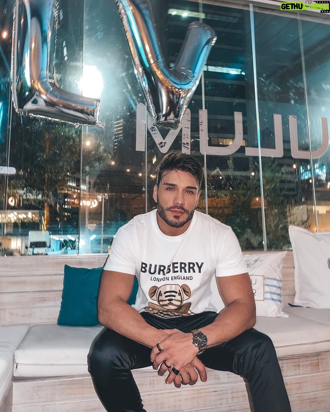 Lucas Viana Instagram - E o 2.1 chegou… Mas com uma décadazinha acrescentada 👀😂 Extremamente feliz e cada dia mais grato por esse último ano. Vivi e presenciei tantas mudanças, aprendizados, histórias que nunca mais vou esquecer… Na verdade, passei por momentos e ensinamentos que com certeza entraram pra caixinha de memórias incríveis que um dia espero ter a benção de poder compartilhar com meus filhos. Quando me perguntam "Lucas, como vc se sente hoje?" minha resposta rápida é "abençoado e realizado". Não existe uma noite em que antes de dormir eu não agradeça a Deus por tudo que eu conquistei, por ser capaz de olhar pra minha trajetória até aqui e ver evolução e crescimento em cada etapa. Apesar de ter sonhado com tudo isso desde que era um mlk, as conquistas ainda parecem surreais pra mim. Quando que eu poderia imaginar que hoje, com 31 anos, teria minha própria marca @uselving, estaria vivendo no apartamento dos meus sonhos, com 3 pets que me dão todo o amor do mundo @eumaluviana @eumarvinviana @eumellissaviana, teria uma familia gigante repleta de fãs pelo mundo inteiro que são o meu maior prêmio pós vencer um reality, sendo uma influência de superação pra tantas pessoas? É muito mais do que eu poderia imaginar, realizações que valem muito mais do que dinheiro e futilidades. Recebo esse novo ciclo apenas pedindo saúde e paz, que eu esteja cada vez mais centrado em focar no que realmente importa, que são as coisas mais simples da vida. Me permitir viver tudo que estiver nos planos de Deus pra mim, porque confio que Ele não coloca nada no meu caminho à toa. Quando passo por qualquer dificuldade, sei que Ele acredita na minha força e no meu potencial de transformar em aprendizado e quando sou abençoado com vitórias, sei que Ele vai me ver retribuindo e sendo grato por cada dia que eu for capaz de acordar. Que inicie mais uma fase de amadurecimento e muito progresso. Tô pronto Deus! Entrego tudo nas Tuas mãos de olhos fechados. "Mas, como está escrito: olho nenhum viu, ouvido nenhum ouviu, mente nenhuma imaginou o que Deus preparou para os que o amam." 1 Coríntios 2:9 🙏🏻♥️ São Paulo, Brazil