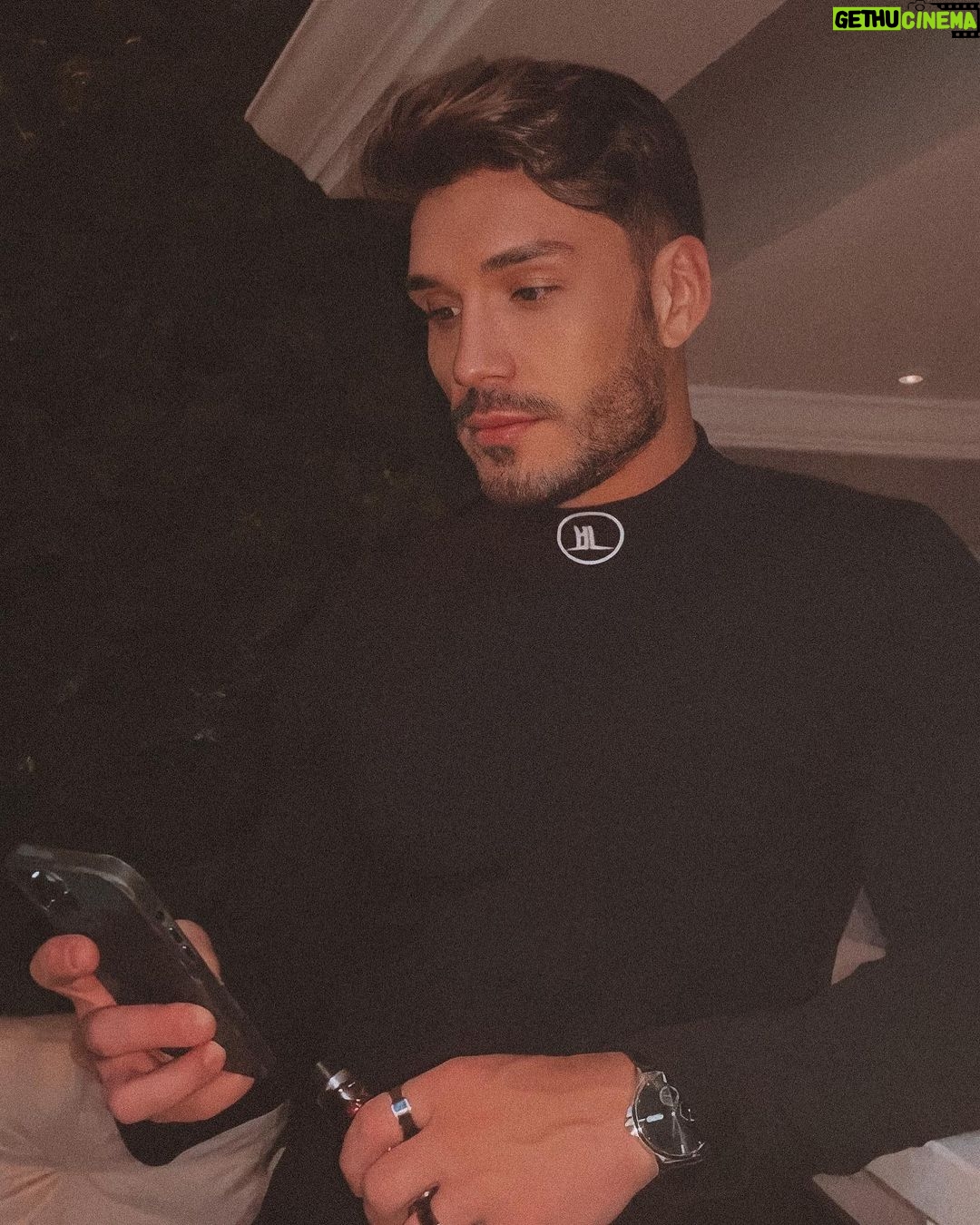 Lucas Viana Instagram - Quando vc tá no meio do rolê e percebe que tem 68 chamadas não atendidas da sua mãe 😳 São Paulo, Brazil