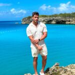 Lucas Viana Instagram - Dump de dias incríveis nesse paraíso azul chamado Curaçao! Confesso que já bateu uma vontade de visistar outros lugares desse mundo a fora! Conta pra mim, quais os lugares você tem vontade conhecer? 🌍👀✈️ Curaçao, Antillas Holandesas