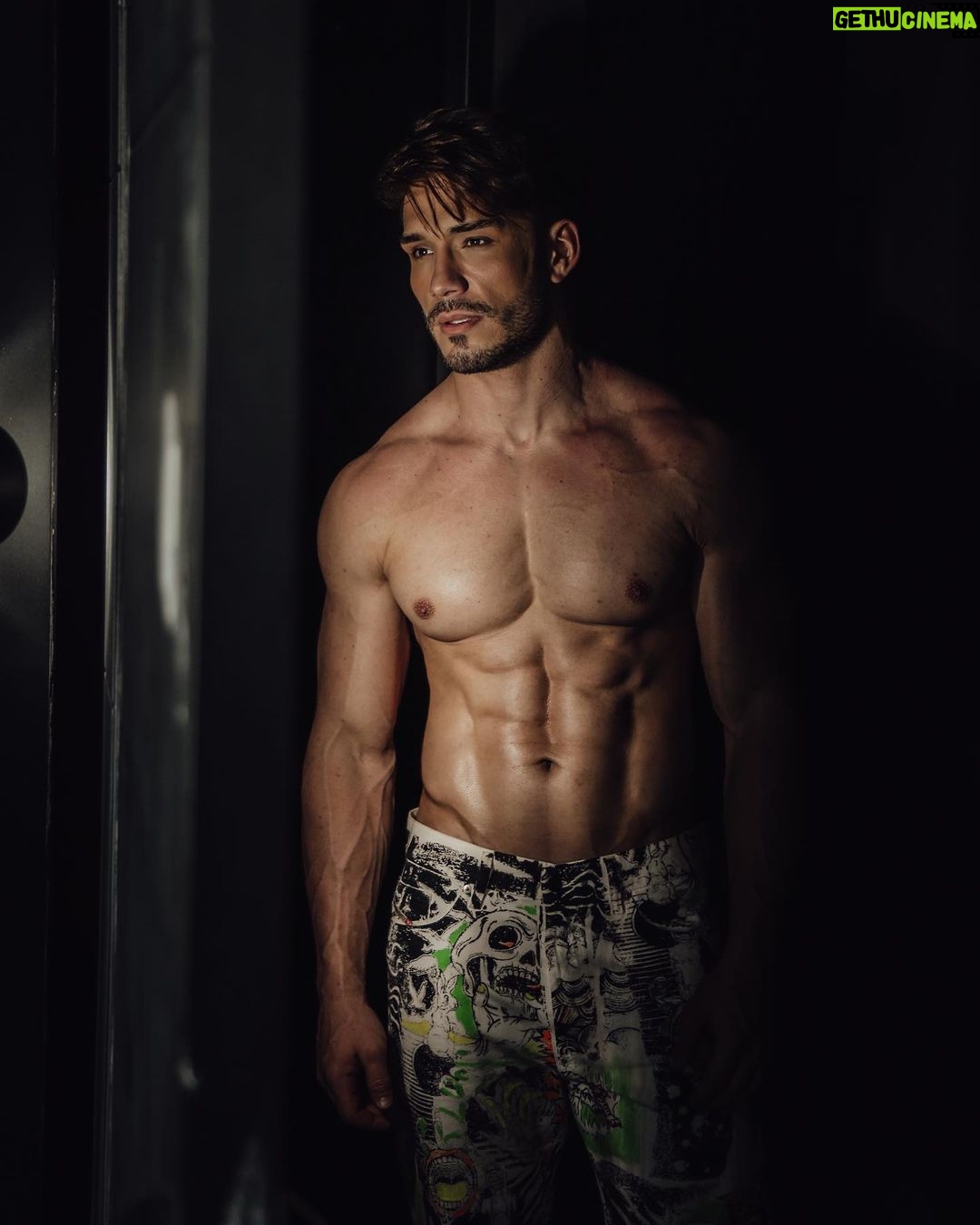 Lucas Viana Instagram - Depois desse post tô indo ali rapidão deixar a preguiça de lado e meter um treino no domingo mesmo 🏃🏻♂️🔥 rs quem vem comigo? 👊🏻