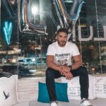 Lucas Viana Instagram - E o 2.1 chegou… Mas com uma décadazinha acrescentada 👀😂 Extremamente feliz e cada dia mais grato por esse último ano. Vivi e presenciei tantas mudanças, aprendizados, histórias que nunca mais vou esquecer… Na verdade, passei por momentos e ensinamentos que com certeza entraram pra caixinha de memórias incríveis que um dia espero ter a benção de poder compartilhar com meus filhos. Quando me perguntam "Lucas, como vc se sente hoje?" minha resposta rápida é "abençoado e realizado". Não existe uma noite em que antes de dormir eu não agradeça a Deus por tudo que eu conquistei, por ser capaz de olhar pra minha trajetória até aqui e ver evolução e crescimento em cada etapa. Apesar de ter sonhado com tudo isso desde que era um mlk, as conquistas ainda parecem surreais pra mim. Quando que eu poderia imaginar que hoje, com 31 anos, teria minha própria marca @uselving, estaria vivendo no apartamento dos meus sonhos, com 3 pets que me dão todo o amor do mundo @eumaluviana @eumarvinviana @eumellissaviana, teria uma familia gigante repleta de fãs pelo mundo inteiro que são o meu maior prêmio pós vencer um reality, sendo uma influência de superação pra tantas pessoas? É muito mais do que eu poderia imaginar, realizações que valem muito mais do que dinheiro e futilidades. Recebo esse novo ciclo apenas pedindo saúde e paz, que eu esteja cada vez mais centrado em focar no que realmente importa, que são as coisas mais simples da vida. Me permitir viver tudo que estiver nos planos de Deus pra mim, porque confio que Ele não coloca nada no meu caminho à toa. Quando passo por qualquer dificuldade, sei que Ele acredita na minha força e no meu potencial de transformar em aprendizado e quando sou abençoado com vitórias, sei que Ele vai me ver retribuindo e sendo grato por cada dia que eu for capaz de acordar. Que inicie mais uma fase de amadurecimento e muito progresso. Tô pronto Deus! Entrego tudo nas Tuas mãos de olhos fechados. "Mas, como está escrito: olho nenhum viu, ouvido nenhum ouviu, mente nenhuma imaginou o que Deus preparou para os que o amam." 1 Coríntios 2:9 🙏🏻♥️ São Paulo, Brazil