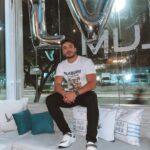 Lucas Viana Instagram - E o 2.1 chegou… Mas com uma décadazinha acrescentada 👀😂 Extremamente feliz e cada dia mais grato por esse último ano. Vivi e presenciei tantas mudanças, aprendizados, histórias que nunca mais vou esquecer… Na verdade, passei por momentos e ensinamentos que com certeza entraram pra caixinha de memórias incríveis que um dia espero ter a benção de poder compartilhar com meus filhos. Quando me perguntam "Lucas, como vc se sente hoje?" minha resposta rápida é "abençoado e realizado". Não existe uma noite em que antes de dormir eu não agradeça a Deus por tudo que eu conquistei, por ser capaz de olhar pra minha trajetória até aqui e ver evolução e crescimento em cada etapa. Apesar de ter sonhado com tudo isso desde que era um mlk, as conquistas ainda parecem surreais pra mim. Quando que eu poderia imaginar que hoje, com 31 anos, teria minha própria marca @uselving, estaria vivendo no apartamento dos meus sonhos, com 3 pets que me dão todo o amor do mundo @eumaluviana @eumarvinviana @eumellissaviana, teria uma familia gigante repleta de fãs pelo mundo inteiro que são o meu maior prêmio pós vencer um reality, sendo uma influência de superação pra tantas pessoas? É muito mais do que eu poderia imaginar, realizações que valem muito mais do que dinheiro e futilidades. Recebo esse novo ciclo apenas pedindo saúde e paz, que eu esteja cada vez mais centrado em focar no que realmente importa, que são as coisas mais simples da vida. Me permitir viver tudo que estiver nos planos de Deus pra mim, porque confio que Ele não coloca nada no meu caminho à toa. Quando passo por qualquer dificuldade, sei que Ele acredita na minha força e no meu potencial de transformar em aprendizado e quando sou abençoado com vitórias, sei que Ele vai me ver retribuindo e sendo grato por cada dia que eu for capaz de acordar. Que inicie mais uma fase de amadurecimento e muito progresso. Tô pronto Deus! Entrego tudo nas Tuas mãos de olhos fechados. "Mas, como está escrito: olho nenhum viu, ouvido nenhum ouviu, mente nenhuma imaginou o que Deus preparou para os que o amam." 1 Coríntios 2:9 🙏🏻♥️ São Paulo, Brazil
