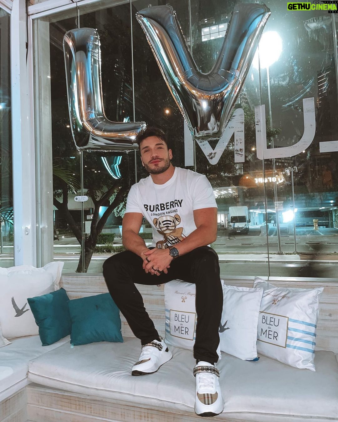 Lucas Viana Instagram - E o 2.1 chegou… Mas com uma décadazinha acrescentada 👀😂 Extremamente feliz e cada dia mais grato por esse último ano. Vivi e presenciei tantas mudanças, aprendizados, histórias que nunca mais vou esquecer… Na verdade, passei por momentos e ensinamentos que com certeza entraram pra caixinha de memórias incríveis que um dia espero ter a benção de poder compartilhar com meus filhos. Quando me perguntam "Lucas, como vc se sente hoje?" minha resposta rápida é "abençoado e realizado". Não existe uma noite em que antes de dormir eu não agradeça a Deus por tudo que eu conquistei, por ser capaz de olhar pra minha trajetória até aqui e ver evolução e crescimento em cada etapa. Apesar de ter sonhado com tudo isso desde que era um mlk, as conquistas ainda parecem surreais pra mim. Quando que eu poderia imaginar que hoje, com 31 anos, teria minha própria marca @uselving, estaria vivendo no apartamento dos meus sonhos, com 3 pets que me dão todo o amor do mundo @eumaluviana @eumarvinviana @eumellissaviana, teria uma familia gigante repleta de fãs pelo mundo inteiro que são o meu maior prêmio pós vencer um reality, sendo uma influência de superação pra tantas pessoas? É muito mais do que eu poderia imaginar, realizações que valem muito mais do que dinheiro e futilidades. Recebo esse novo ciclo apenas pedindo saúde e paz, que eu esteja cada vez mais centrado em focar no que realmente importa, que são as coisas mais simples da vida. Me permitir viver tudo que estiver nos planos de Deus pra mim, porque confio que Ele não coloca nada no meu caminho à toa. Quando passo por qualquer dificuldade, sei que Ele acredita na minha força e no meu potencial de transformar em aprendizado e quando sou abençoado com vitórias, sei que Ele vai me ver retribuindo e sendo grato por cada dia que eu for capaz de acordar. Que inicie mais uma fase de amadurecimento e muito progresso. Tô pronto Deus! Entrego tudo nas Tuas mãos de olhos fechados. "Mas, como está escrito: olho nenhum viu, ouvido nenhum ouviu, mente nenhuma imaginou o que Deus preparou para os que o amam." 1 Coríntios 2:9 🙏🏻♥️ São Paulo, Brazil