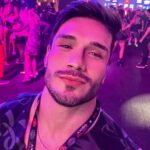 Lucas Viana Instagram - Selfie direto do último dia oficial de carnaval 🤟🏻 @nossocamarote Sambódromo da Marquês de Sapucaí