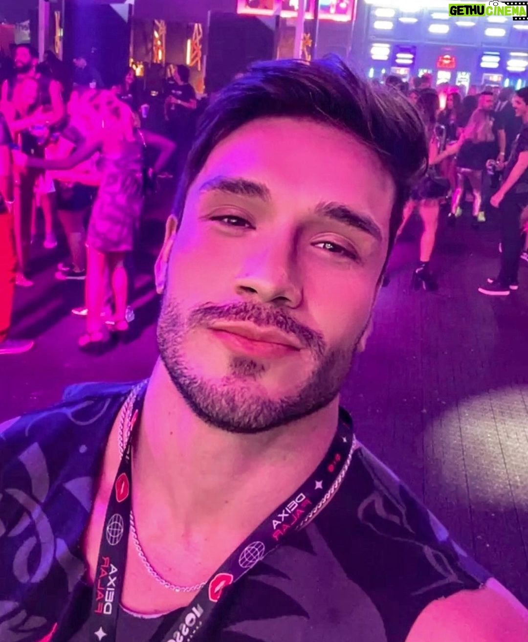Lucas Viana Instagram - Selfie direto do último dia oficial de carnaval 🤟🏻 @nossocamarote Sambódromo da Marquês de Sapucaí