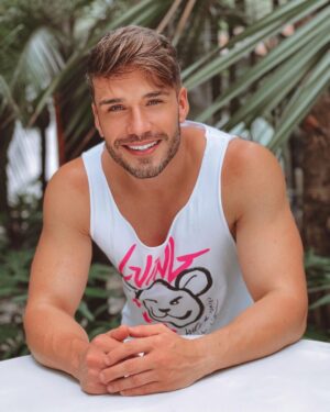 Lucas Viana Instagram - Esse sorriso reflete um coração leve e cheio de gratidão por tudo o que tem acontecido na minha vida… Que começo de ano, meus amigos! Obrigado Deus 🙏🏻 E vc, já parou para agradecer pelas suas bençãos hj? Me conta aqui algo que te fez sorrir essa semana 👀