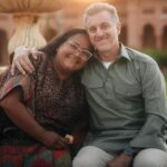 Luciano Huck Instagram – A Nádia é a materialização do verbo “servir” e de tudo que eu acredito. ❤️ 

Dona de um coração gigante, com o pouco que tem, ela alimenta mais de 600 pessoas por semana, através do seu projeto solidário chamado @sopao_da_esperanca em Juazeiro. 

Fiquei muito apaixonado na história da Nádia e resolvemos dar uma força no projeto.Se você quiser e puder colaborar, contribua com o @sopao_da_esperanca através da vakinha disponível na minha bio e nos stories. 

📸: @isthisreal