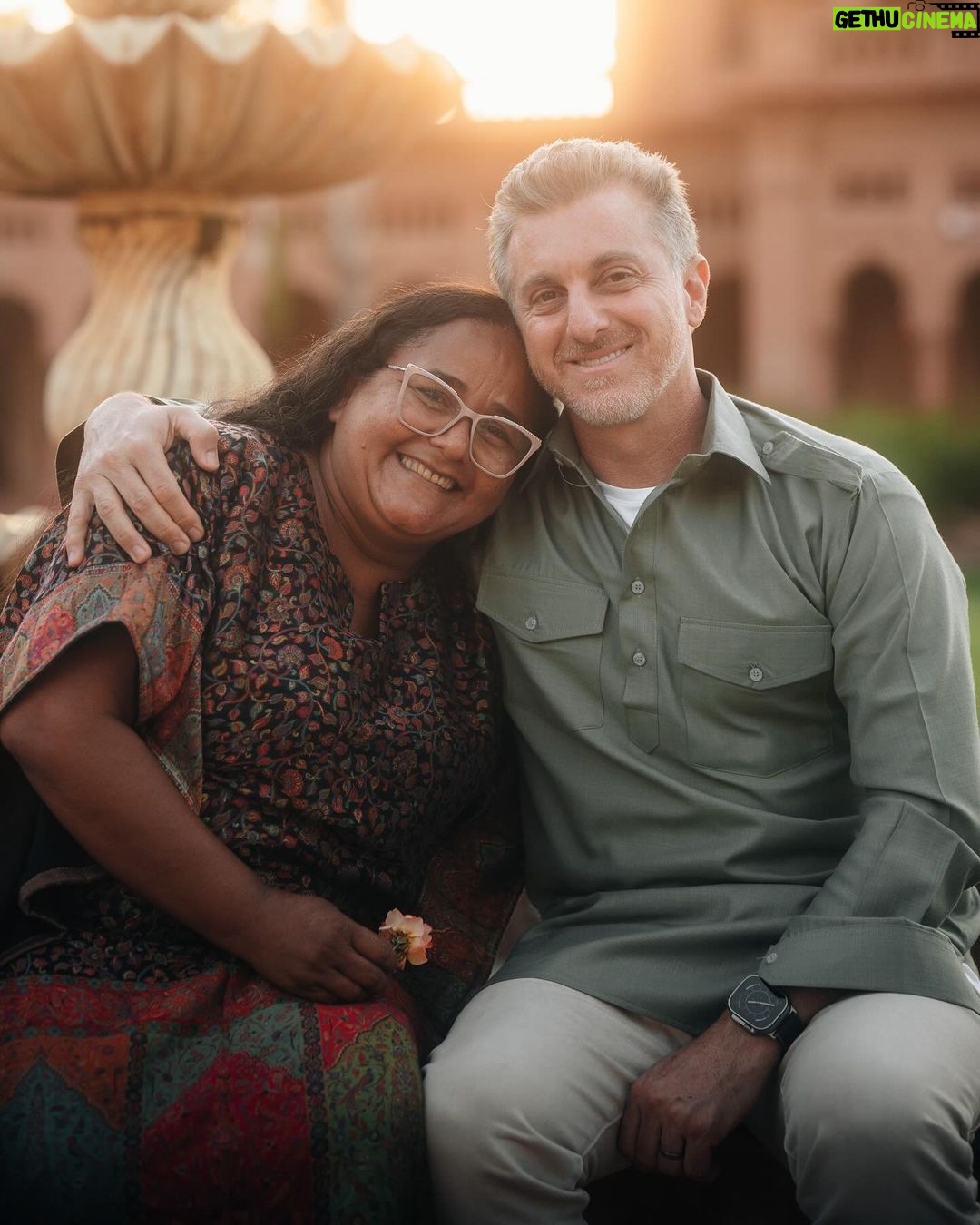 Luciano Huck Instagram - A Nádia é a materialização do verbo “servir” e de tudo que eu acredito. ❤️ Dona de um coração gigante, com o pouco que tem, ela alimenta mais de 600 pessoas por semana, através do seu projeto solidário chamado @sopao_da_esperanca em Juazeiro. Fiquei muito apaixonado na história da Nádia e resolvemos dar uma força no projeto.Se você quiser e puder colaborar, contribua com o @sopao_da_esperanca através da vakinha disponível na minha bio e nos stories. 📸: @isthisreal